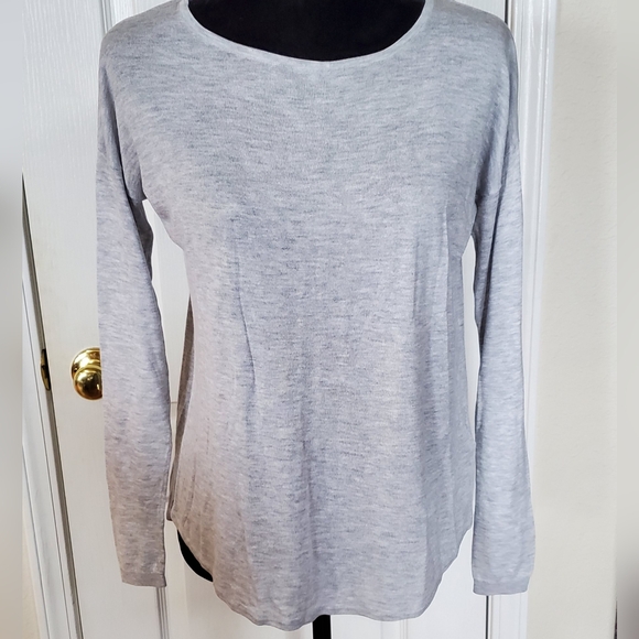 H&M Sweaters - H&M Basic long sleeve, round neck, gray lightweight sweater top. Sz XS